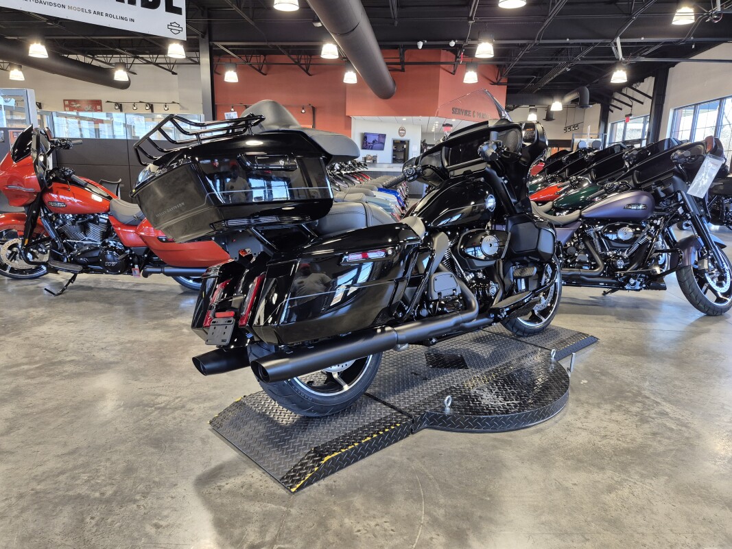 2025 HARLEY-DAVIDSON STREET GLIDE ULTRA FLHXU VIVID BLACK W