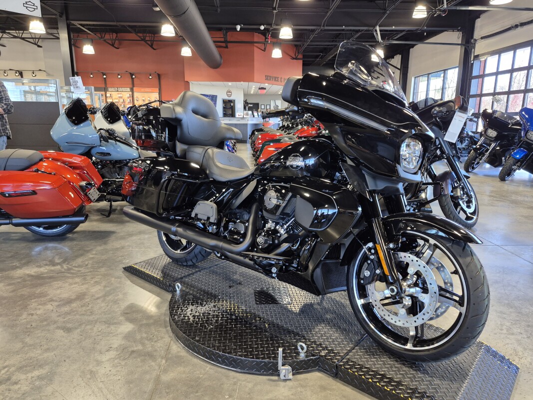 2025 HARLEY-DAVIDSON STREET GLIDE ULTRA FLHXU VIVID BLACK W