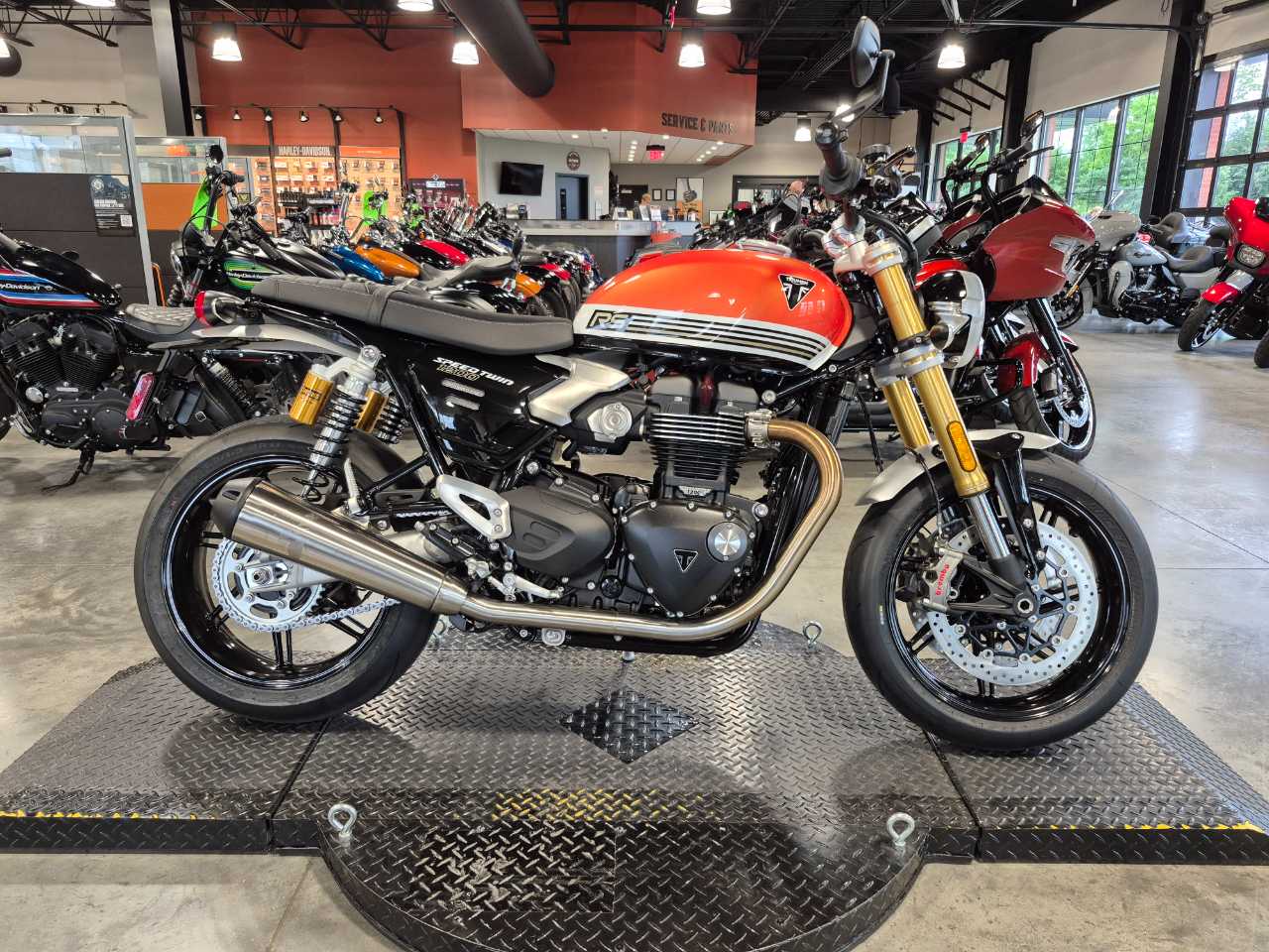 2025 TRIUMPH SPEED TWIN ORANGE/BLK CG2492 - Keystone Triumph