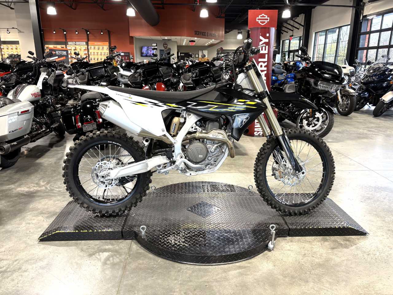 2025 TRIUMPH BONNEVILLE T120 SAPPHIRE/BLK/ALUM SILVER CG3385