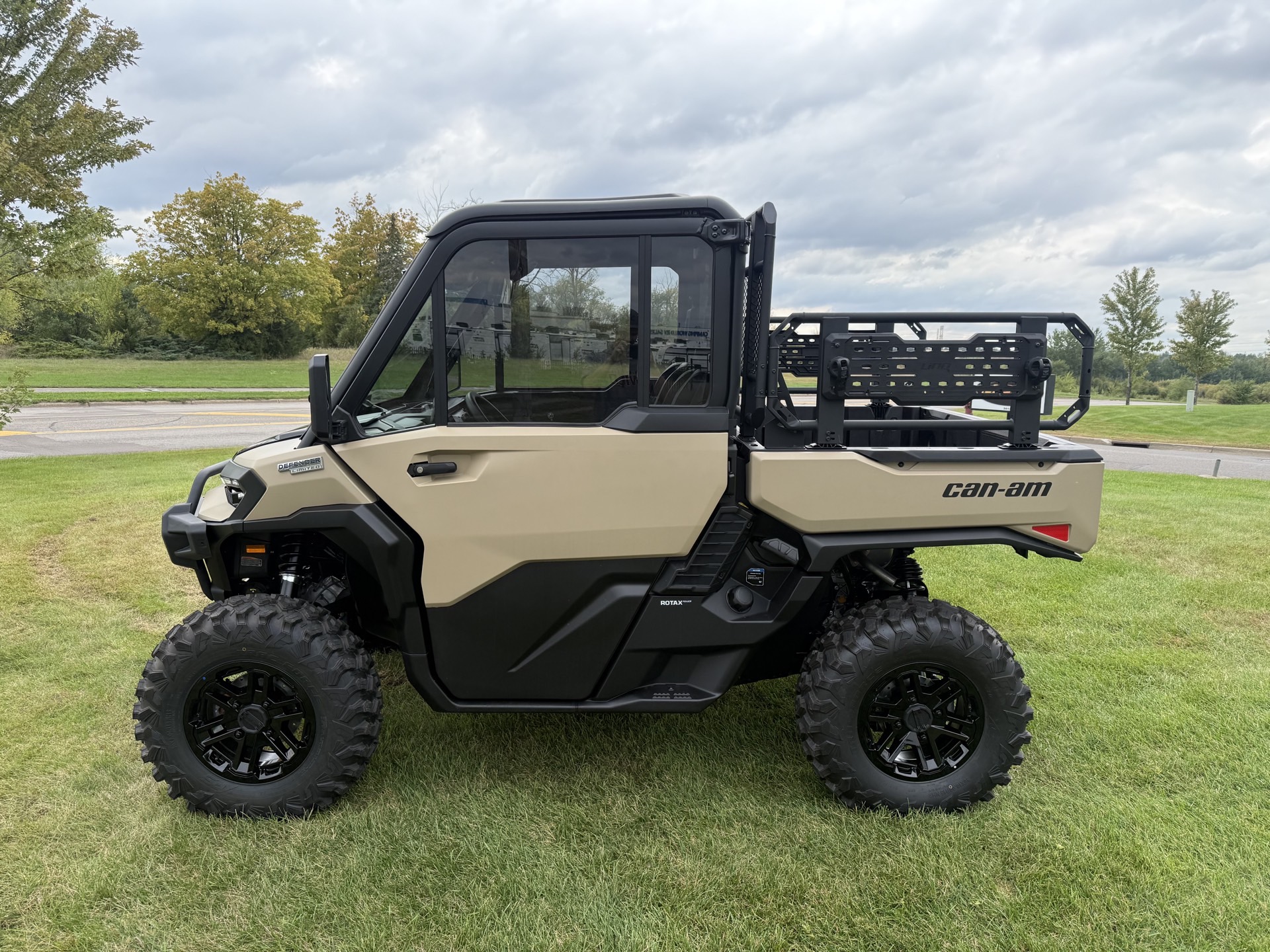 2027 CAN-AM DEFENDER XU LIMITED HD11