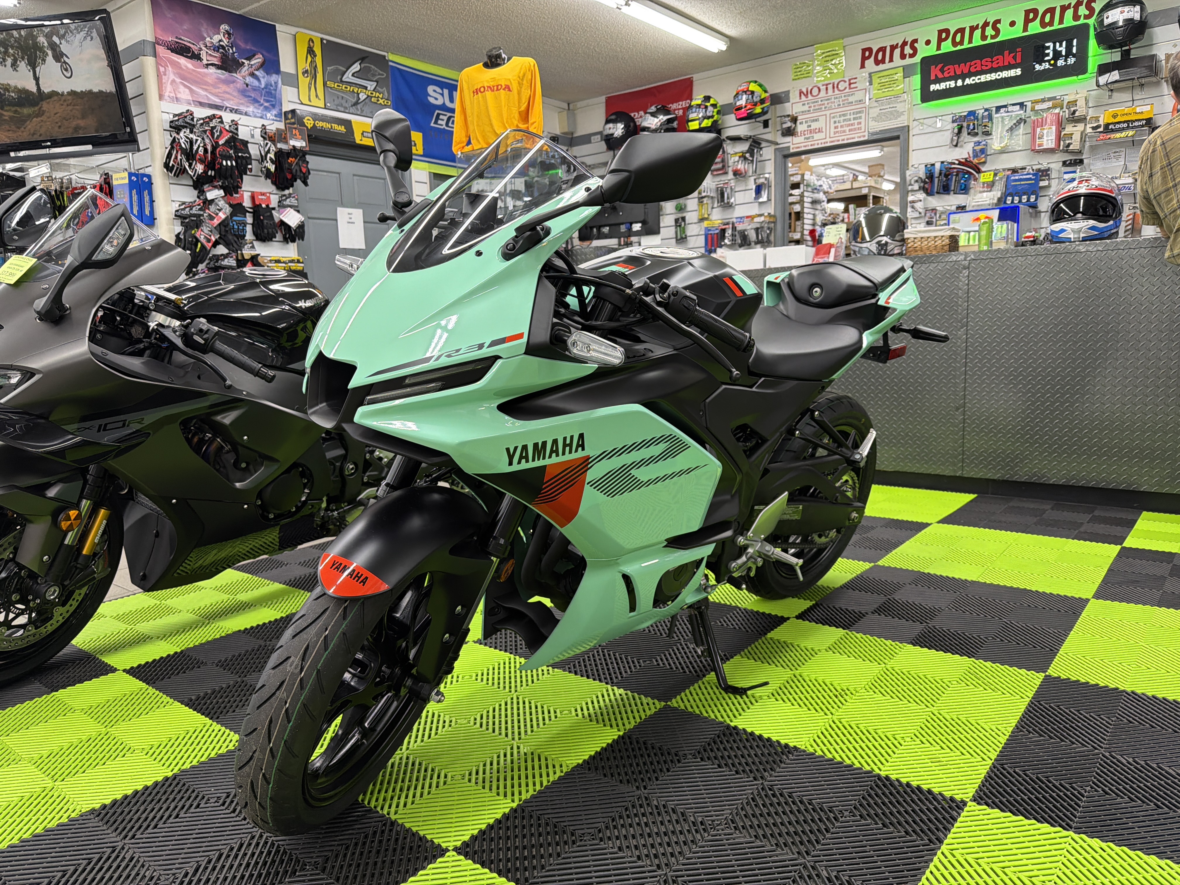 2026 YAMAHA YZF R3 MIAMI MINT GREEN MATTE STEALTH BLACK