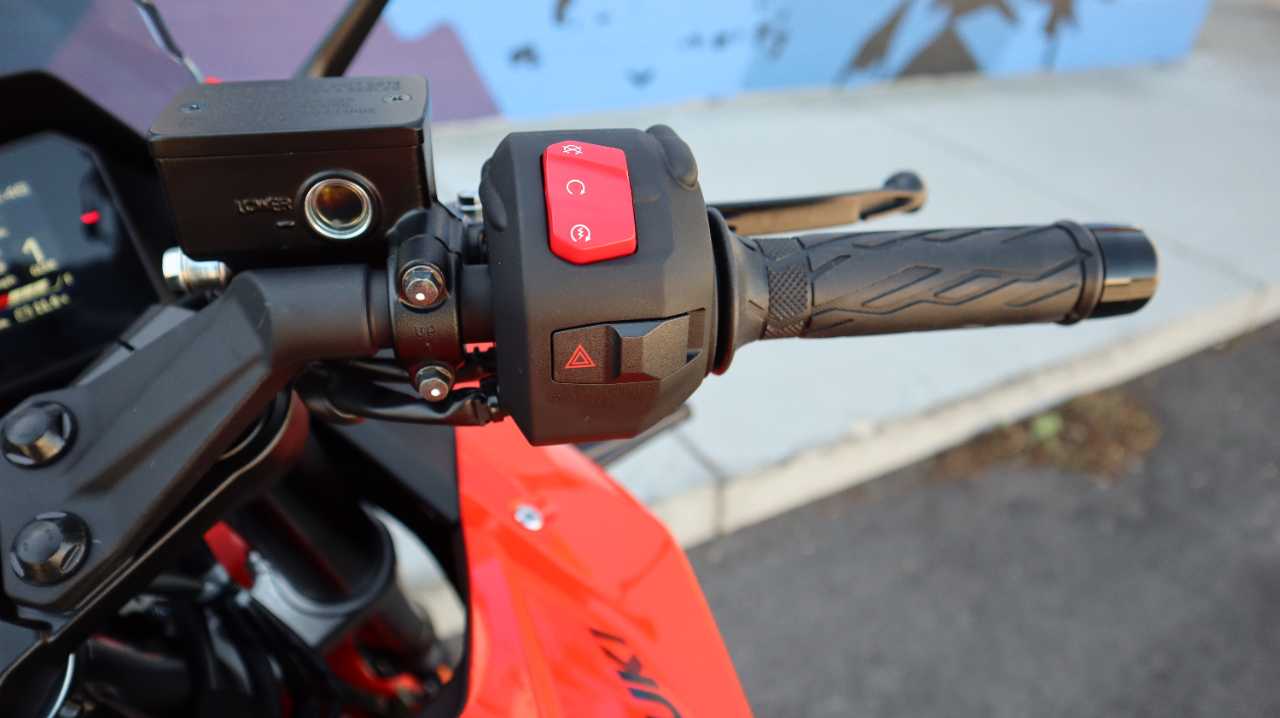 SUZUKI GSX 8R