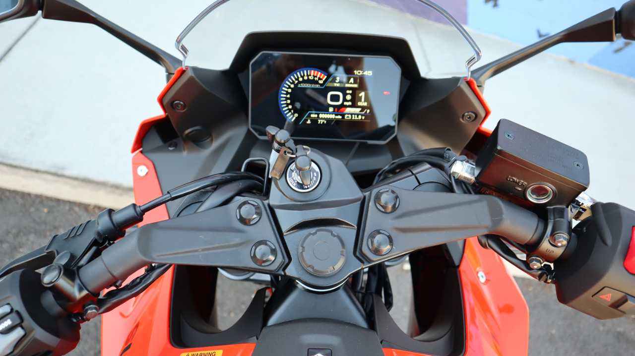 SUZUKI GSX 8R