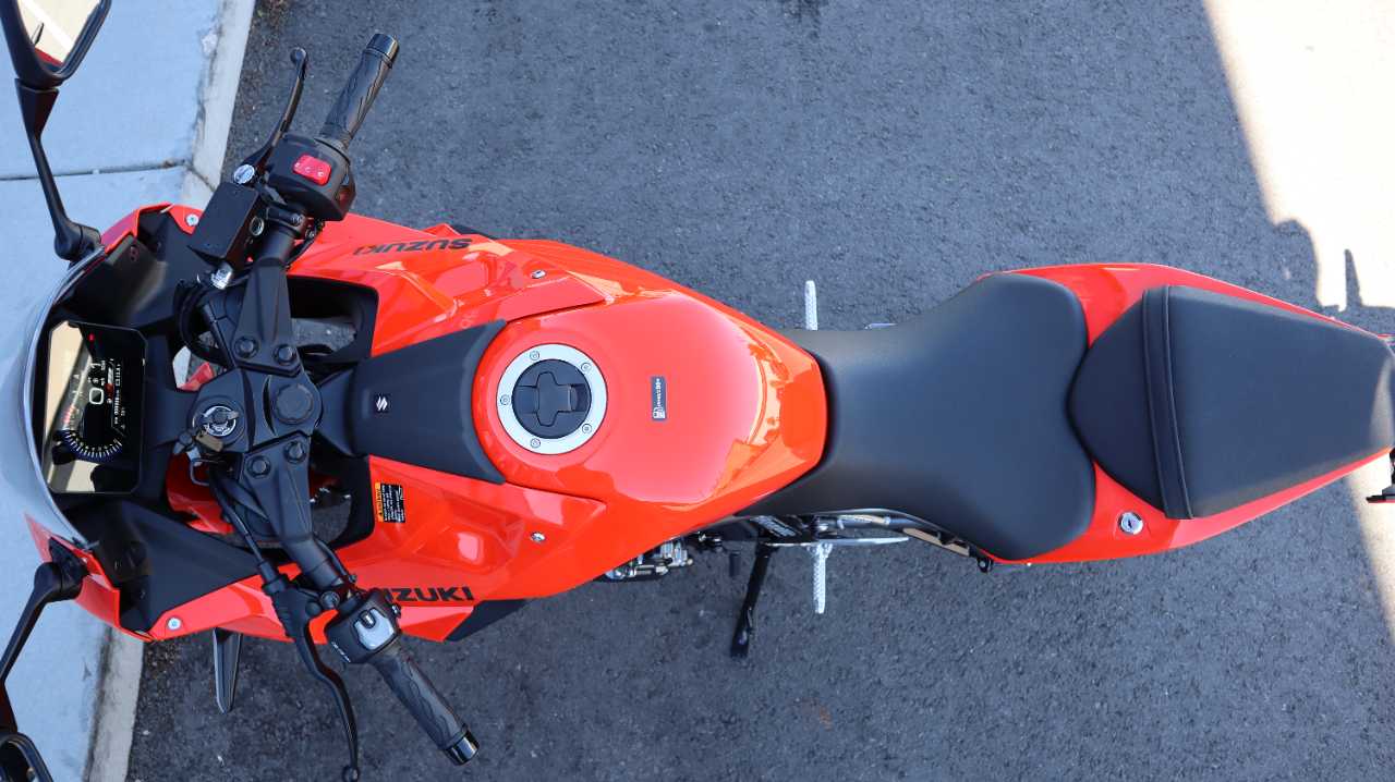 SUZUKI GSX 8R