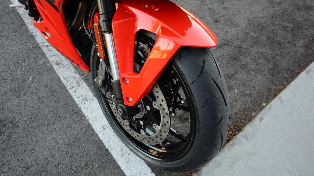 SUZUKI GSX 8R