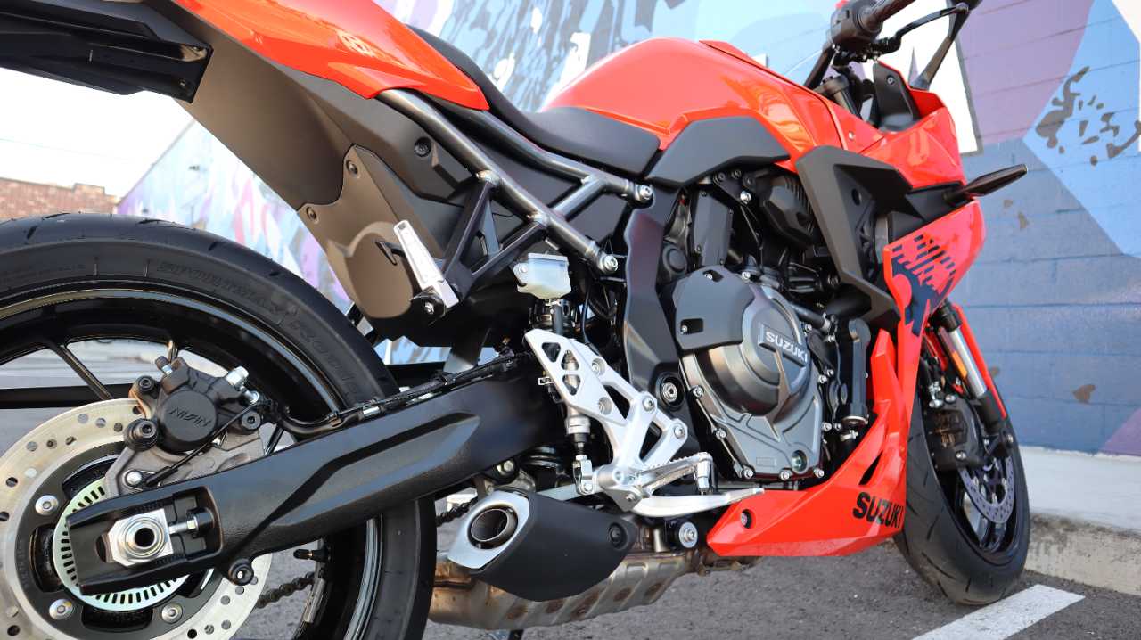 SUZUKI GSX 8R