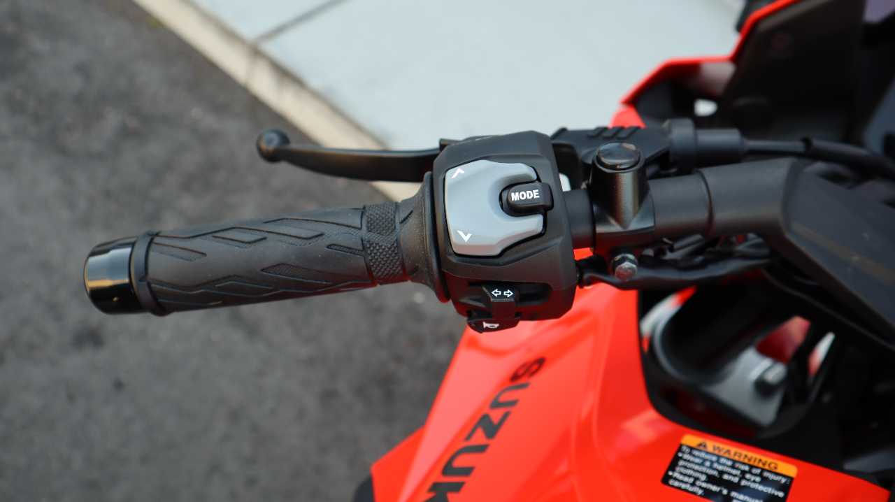 SUZUKI GSX 8R