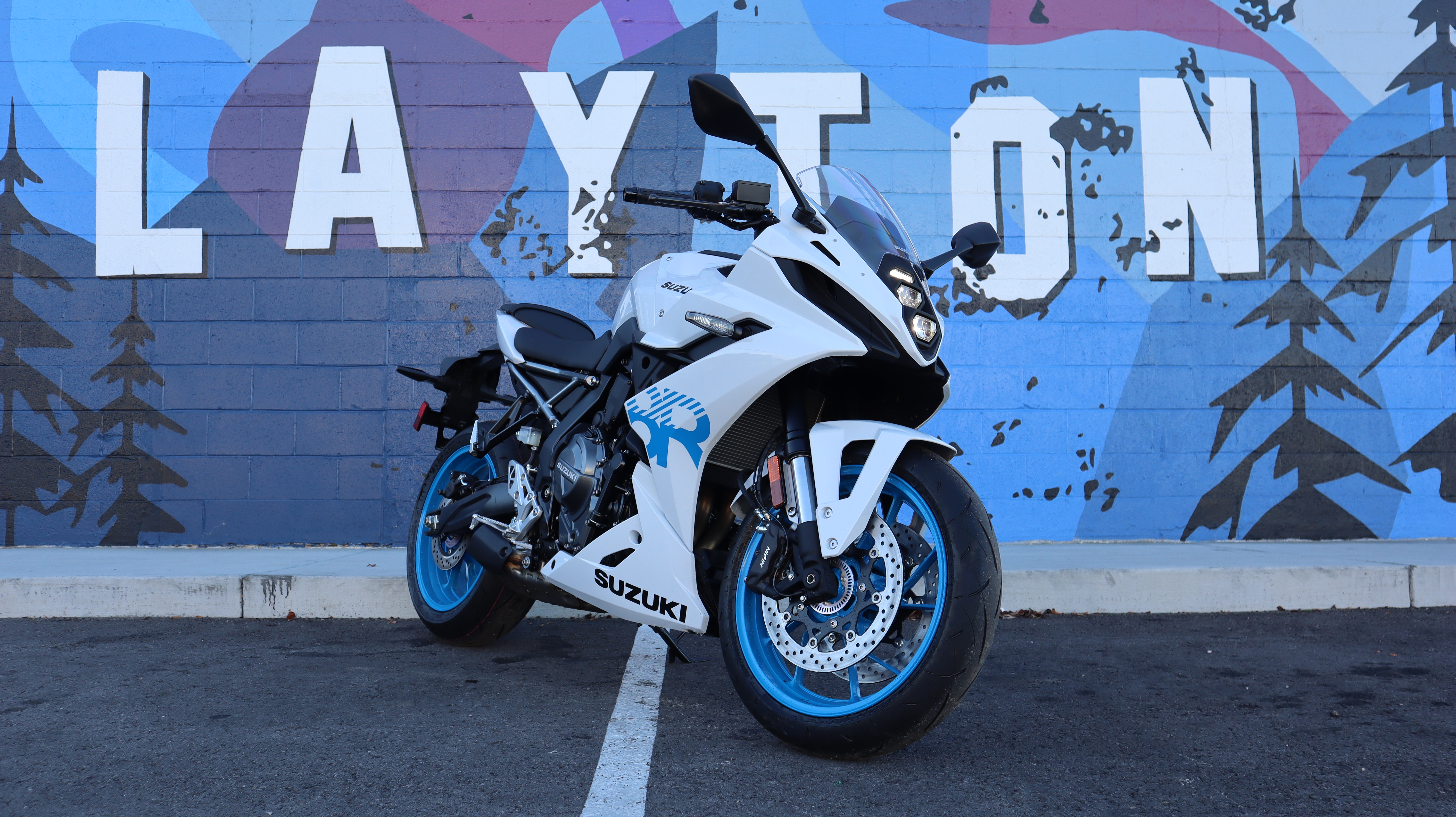 SUZUKI GSX 8R