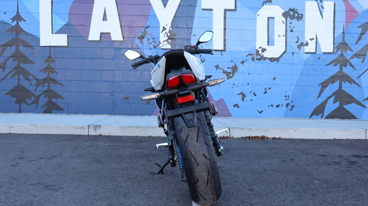 SUZUKI GSX 8R