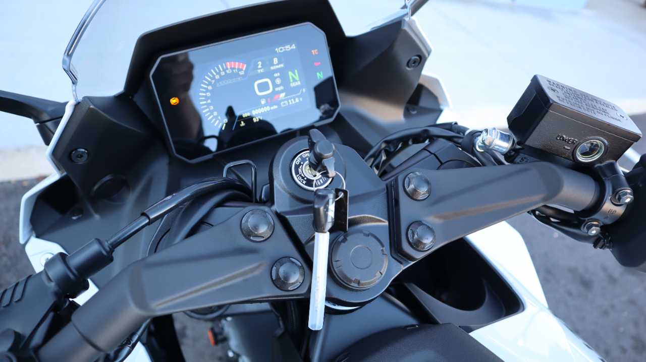 SUZUKI GSX 8R