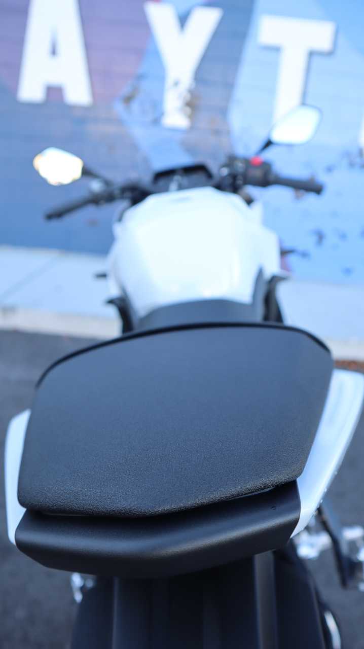 SUZUKI GSX 8R