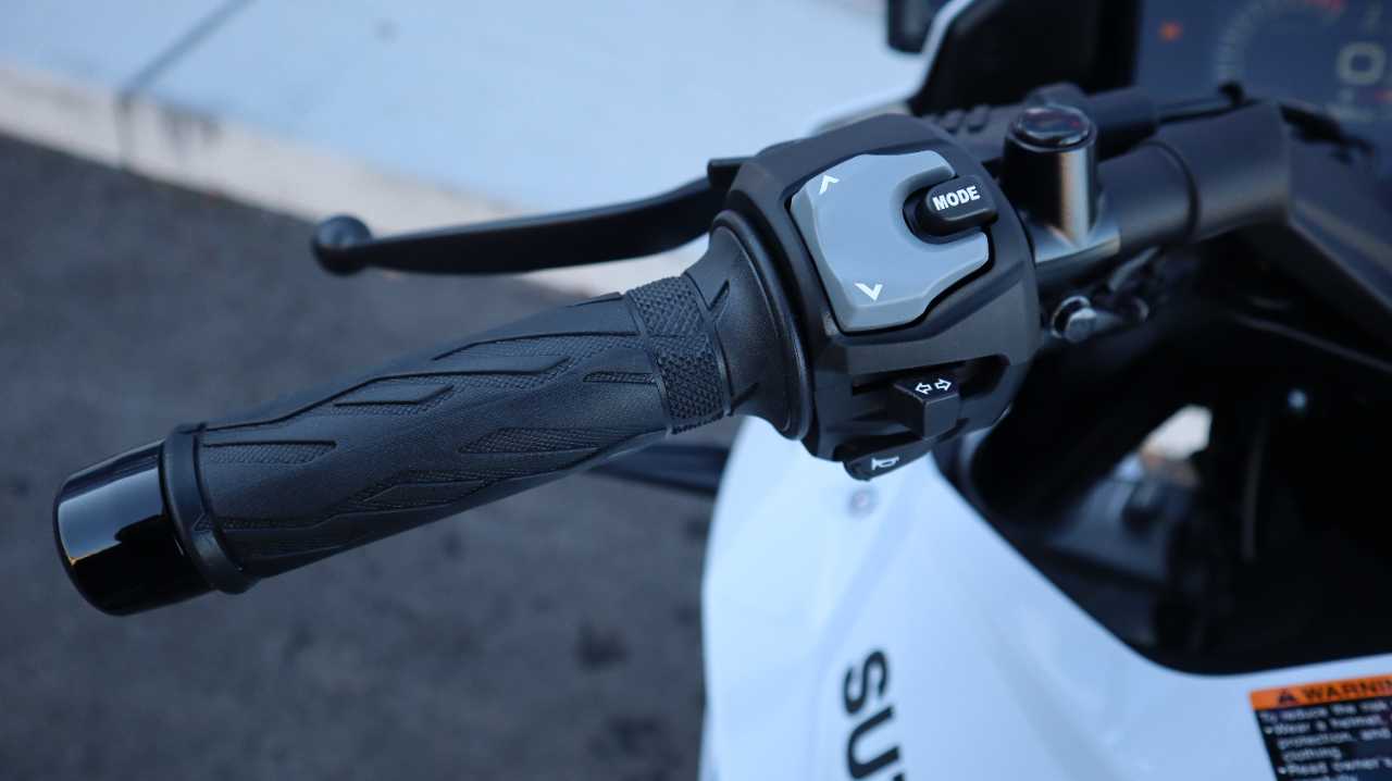 SUZUKI GSX 8R