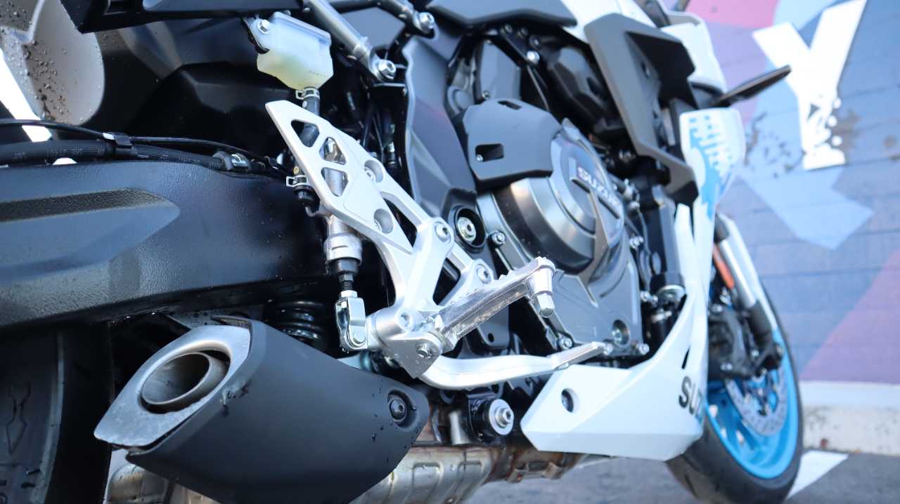 SUZUKI GSX 8R