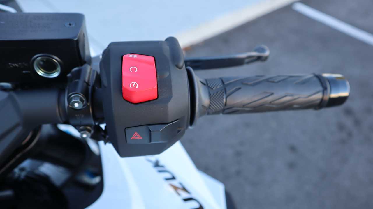 SUZUKI GSX 8R