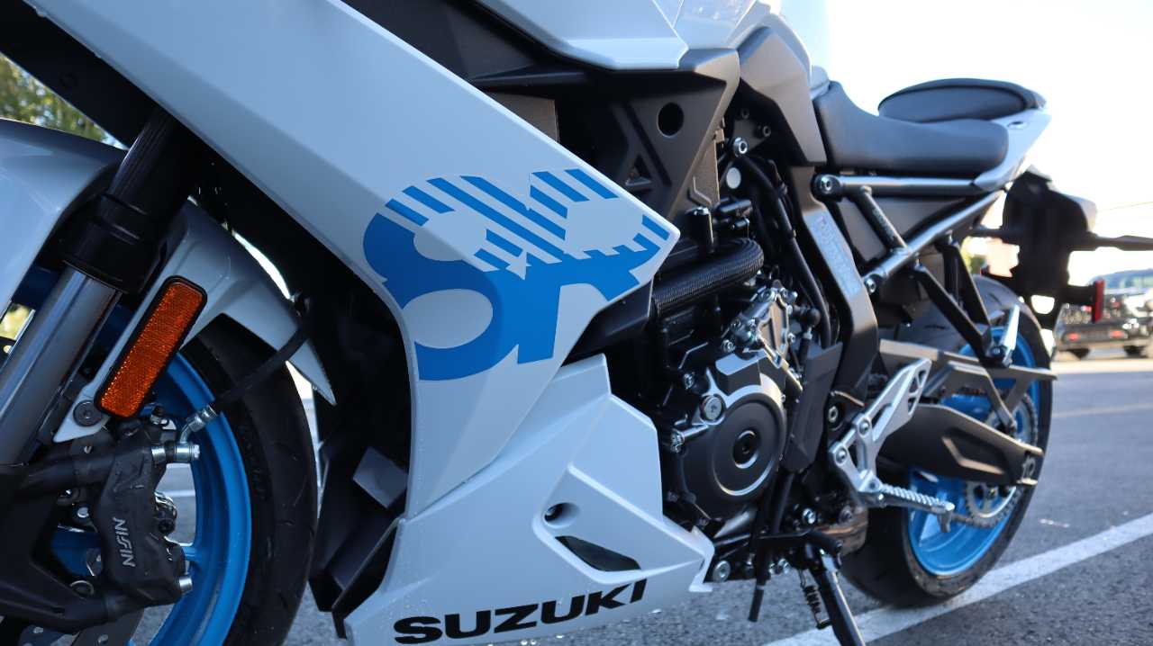 SUZUKI GSX 8R